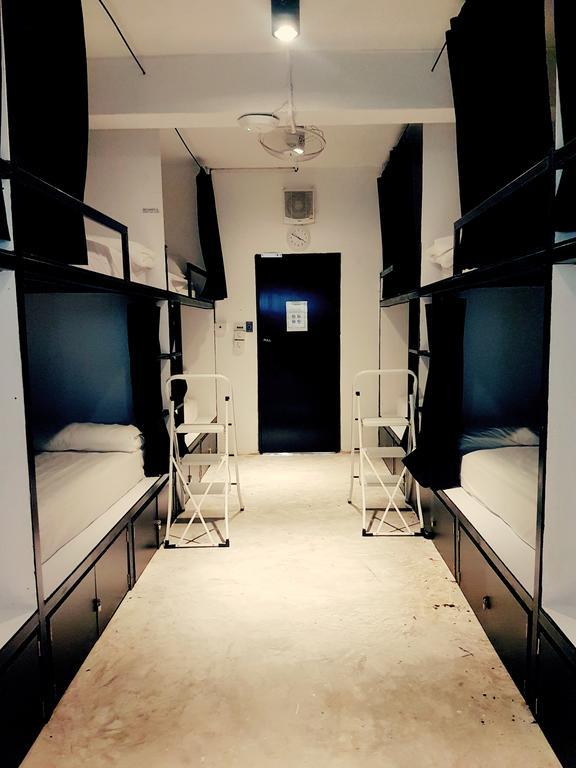 Seek Sleep Hostel Банкок Екстериор снимка