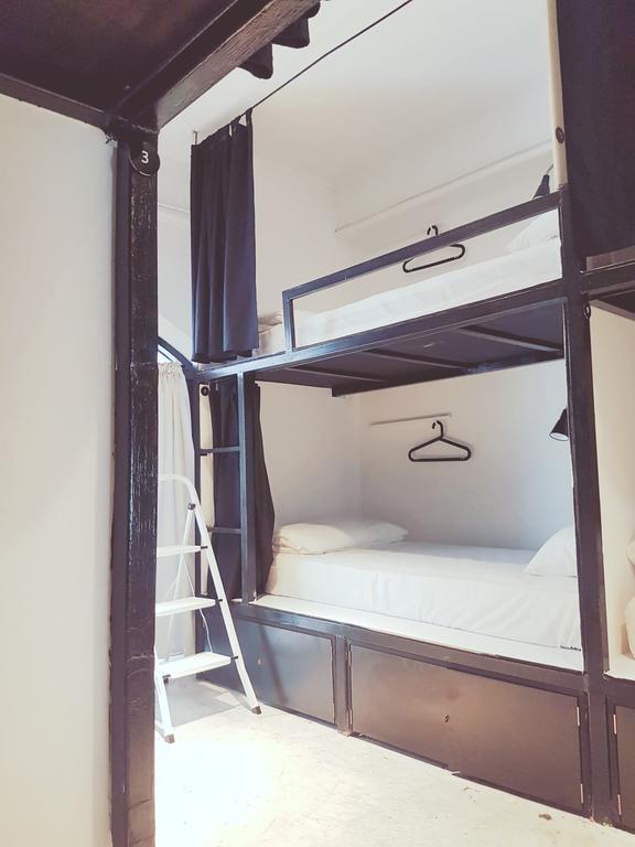 Seek Sleep Hostel Банкок Стая снимка