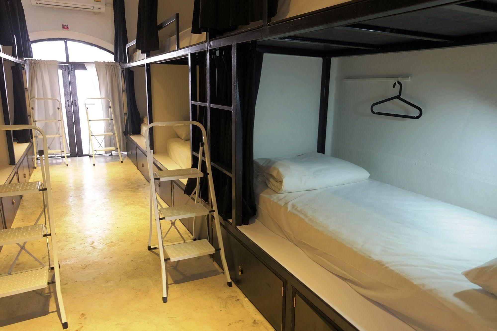 Seek Sleep Hostel Банкок Екстериор снимка