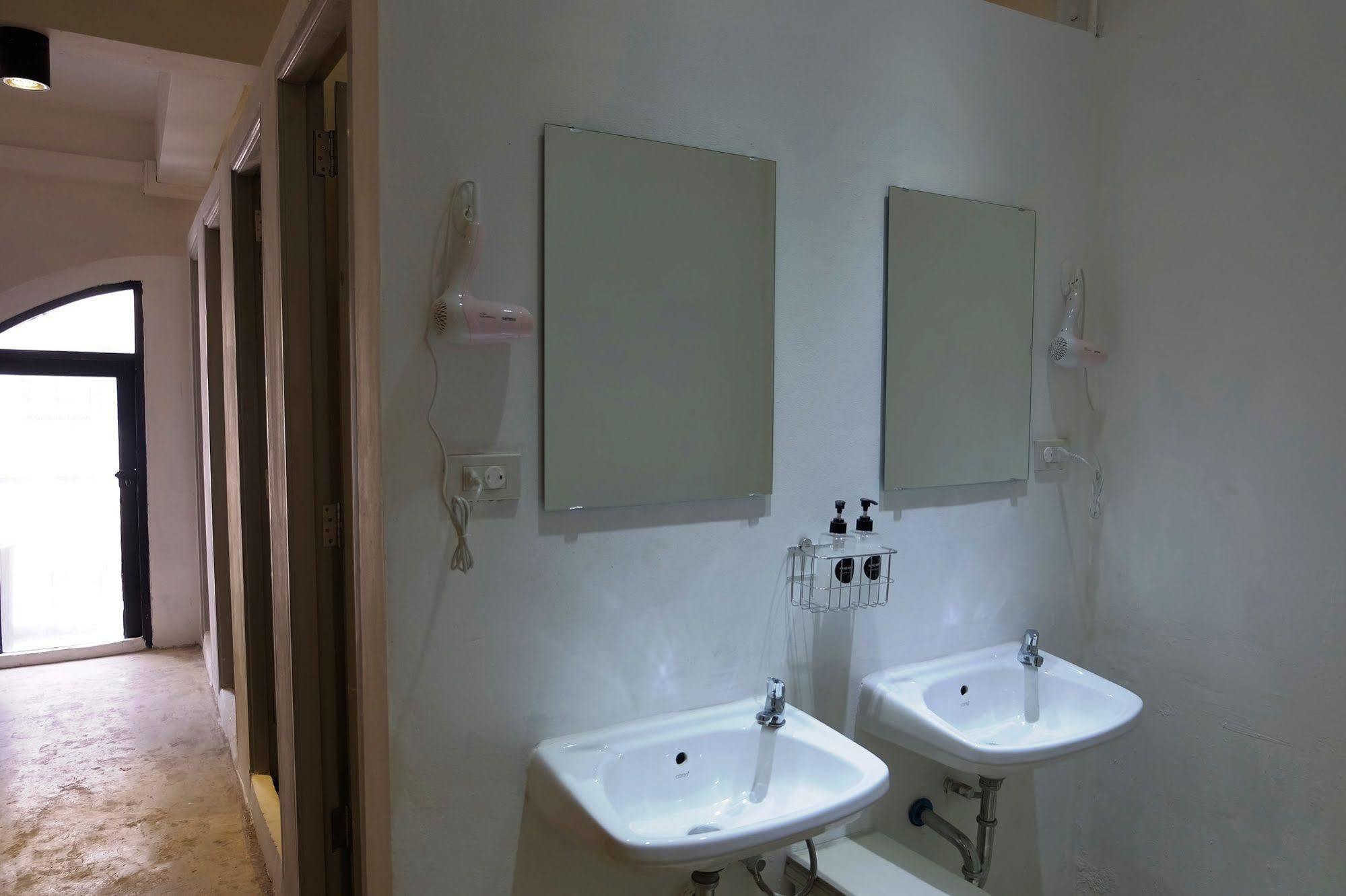 Seek Sleep Hostel Банкок Екстериор снимка