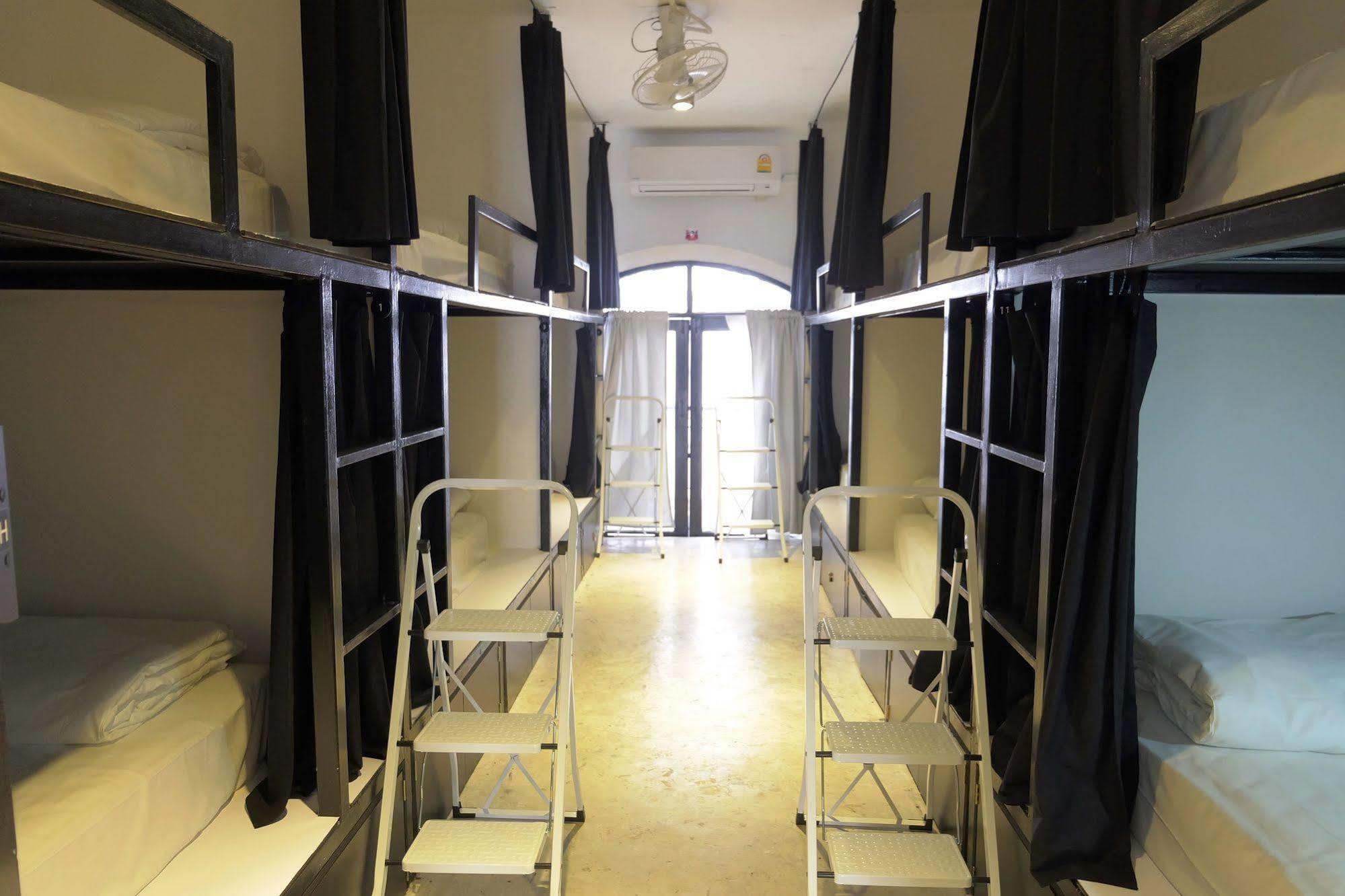 Seek Sleep Hostel Банкок Екстериор снимка