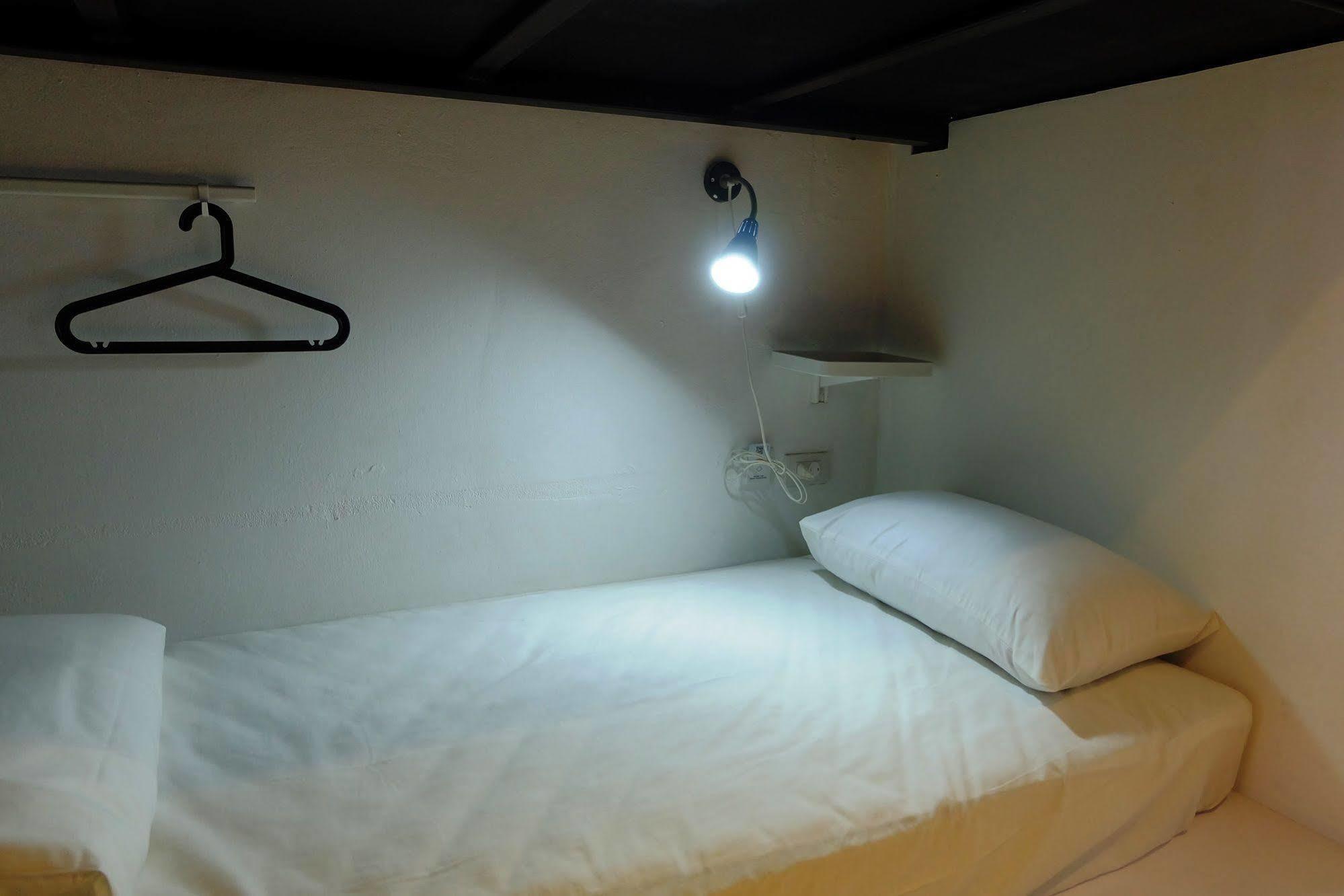 Seek Sleep Hostel Банкок Екстериор снимка